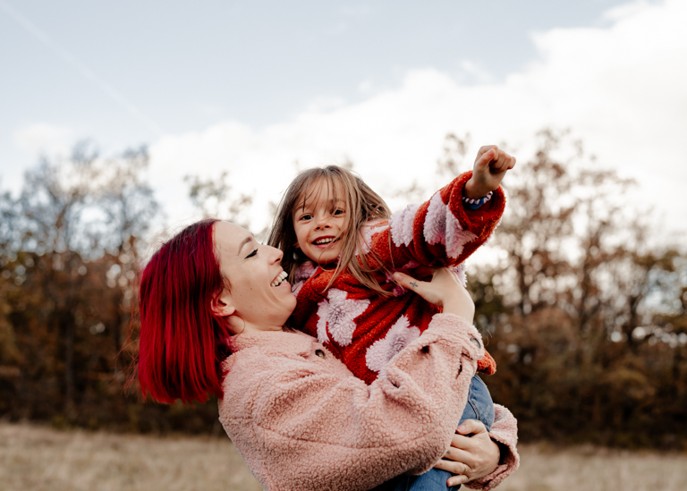 une mère et sa fille riant aux éclats pendant une séance photo famille à Clermont-Ferrand en Auvergne