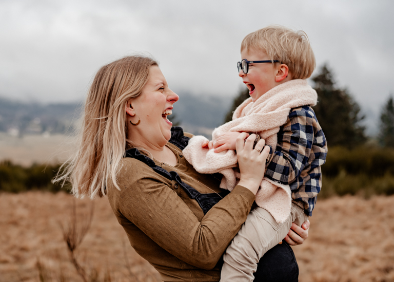 une mère et son fils riant aux éclats pendant une séance photo famille à Clermont-Ferrand en Auvergne