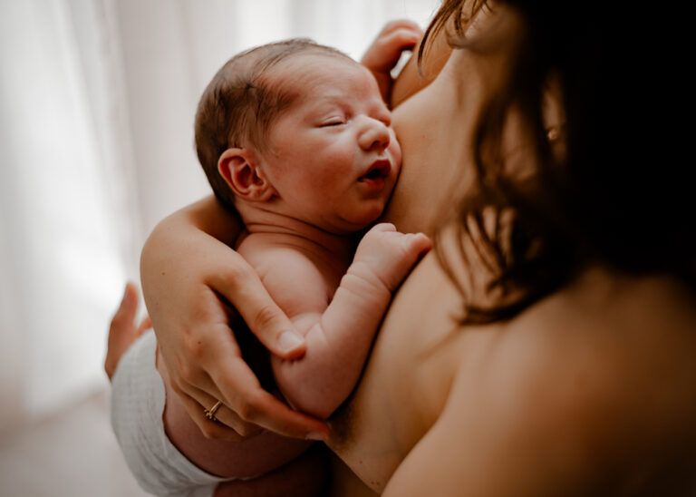 bébé endormi en peau à peau contre sa mère lors d'une séance photo naissance en Auvergne